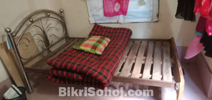 ৪.৫'×৭' স্টিলের বেড, ৫.৫'×৭.৫' তোষক, ১টি বালিশ বিক্রি হবে